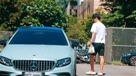 本刊直擊，吳季穎出入多數開著一台淺色的賓士C300。（圖／鏡週刊）
