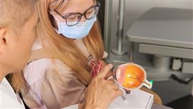 ▲角膜專科權威梁章敏透過專業諮詢評估，提供民眾正確的近視雷射觀念，評估適合的雷射方案。 (圖/良視眼科提供)