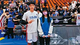 ▲裕隆擊敗台銀的總冠軍賽當天，嚴珮瑜（右）親自到場看球，與吳季穎（左）在場邊合照。（圖／鏡週刊）