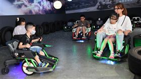 機甲戰車能夠在場地內任意行進，並使用以環保材質製作的水彈進行射擊對戰。（圖／餐廳業者提供）