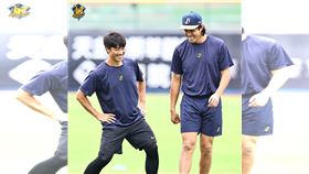 ▲李振昌傷癒隨隊到台東，與鄭浩均賽前練習聊得很開心。（圖／翻攝自兄弟Fans Club官方FACEBOOK粉絲專頁）