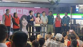民進黨總統參選人賴清德今（17）日晚間前往東湖四號公園福生宮參香，合體民進黨立委高嘉瑜拉抬選情。（圖／讀者提供)