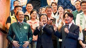 民進黨總統參選人賴清德今（17）日晚間前往台北葫蘆寺參香，同台立委參選人王世堅並力挺。(圖／賴清德競選辧公室提供)