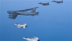 B-52同溫層堡壘轟炸機降落南韓空軍基地（圖／翻攝自U.S. Forces Korea）