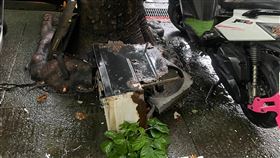 南港冷氣掉落。（翻攝照片）