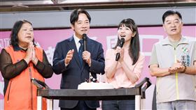 ▲民進黨總統參選人賴清德今（17）日晚間前往東湖四號公園福生宮參香，合體民進黨立委高嘉瑜拉抬選情。（圖／賴清德競選辧公室提供)