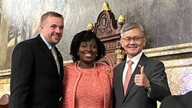 李光章賓州眾議會演說  與議長及議員合影駐紐約辦事處長李光章（右）16日應邀在賓州眾議會演說，與議長麥克林登（中）（Joanna McClinton）、共和黨領袖柯特勒（左）（Bryan Cutler）合影。（駐紐約辦事處提供）中央社記者尹俊傑紐約傳真  112年10月17日