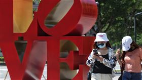 秋老虎發威  民眾外出戴墨鏡帽子遮陽氣象專家吳德榮表示，3日、4日是秋老虎最後兩天，5日上午東北風影響，北台灣降溫，高溫約降至攝氏26度，北部、花東有局部雨。圖為3日台北市信義區，民眾外出戴墨鏡與帽子遮陽。中央社記者趙世勳攝  111年10月3日