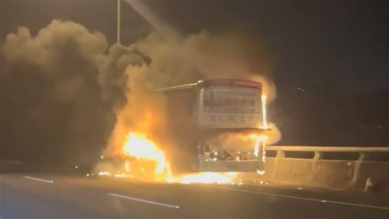 15人驚逃　五楊高架遊覽車火燒車畫面曝光
