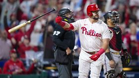 ▲舒瓦伯（Kyle Schwarber）單場雙響砲！費城人近4戰敲15轟。（圖／美聯社／達志影像）
