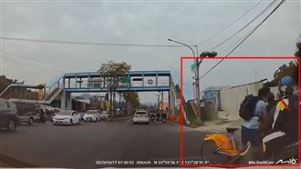 騎單車違規穿4車道　高中男被擊落畫面曝