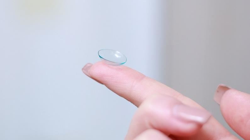 隱形眼鏡拔不下來怎辦？醫曝「2妙招」