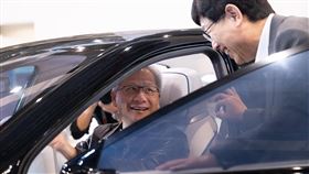 輝達（NVIDIA）創辦人黃仁勳今（18）日站台鴻海科技日，與董事長劉揚偉同台。（圖／鴻海提供）