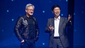 輝達（NVIDIA）創辦人黃仁勳今（18）日站台鴻海科技日，與董事長劉揚偉同台。（圖／鴻海提供）