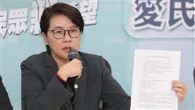 黃珊珊說明全民調執行辦法（2）民眾黨總統參選人柯文哲競選總幹事黃珊珊（圖）17日在民眾黨中央黨部出席記者會，公布民眾黨建議全民調模式方案，她表示參考國民黨、民進黨過去總統初選民調方式，分為A、B兩案。中央社記者謝佳璋攝  112年10月17日