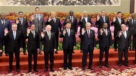 中國一帶一路10週年  高峰論壇開幕式（3）第三屆「一帶一路」國際合作高峰論壇18日上午舉行開幕式。在開幕式前，中國國家主席習近平（左4）與前來的外國領導人一同拍照留影，俄羅斯總統蒲亭（Vladimir Putin）站在習近平右手邊。中央社記者呂佳蓉北京攝  112年10月18日