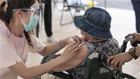 長者打疫苗(新竹市政府提供)