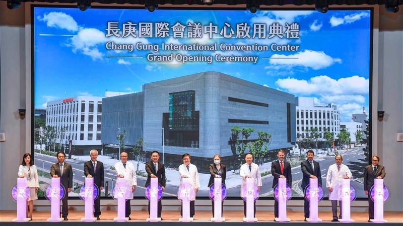 長庚國際會議中心　王永慶珍藏癭木矗立
