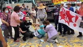 遷公墓30天死10多人　鄉民公所前哭喪抗議（圖／翻攝畫面）