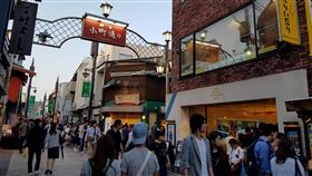 邊走邊吃行不行　日本鎌倉想訂條例來管日本鎌倉市政府有意訂定條例來管理遊客邊走邊吃，雖然無意禁止，卻希望遊客能留意飲食禮貌。圖為位於JR鎌倉站東口往鶴岡八幡宮的「小町通」商店街。中央社記者黃名璽鎌倉攝　108年3月2日