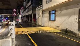 中原陸橋旁平面道路「組合式減速平台」。（圖／桃園電子報）