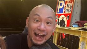 金剛（右）出現在小甜甜最新PO文。（圖／翻攝自IG）