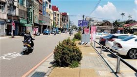 新竹市培英國中前步道將改善新竹市政府指出，學府路有多所高中、國中，上下學時段車流量大但人行道設計不夠完善，近期已獲中央核定補助經費，將完善培英國中前通學步道，目前正辦理工程發包作業，預計112年底前完成發包、113年底完工。中央社記者魯鋼駿攝  112年10月18日