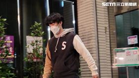 ▲吳季穎離開地檢署，完全不發一語。（圖／記者楊佩琪攝）