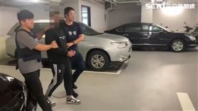 台中警方前往新店分局押解何姓男子。（圖／翻攝畫面）