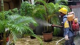 台北市一週內新增12例登革熱本土確定病例，相關人員進行社區孳生源清除及環境噴消等防治工作。（圖／北市衛生局提供）