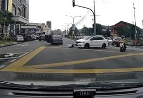 車迴轉後座掉出4歲童　想爬起又遭2車追撞(圖/INFO Malaysia)