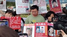湖北男走失25年「父母懸賞100萬尋人」　重逢吐真心話：我不值這個價（圖／翻攝自微博）