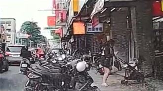 粗心媽顧滑手機！嬰兒車直直衝驚險瞬間曝