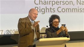 陳菊加拿大演講 談「從威權走向民主：邁向自由人權的台灣」渥太華大學人權研究暨教育中心主任派克（John Packer，左）感謝陳菊演講，致贈陳菊具有加拿大原住民族圖案的馬克杯留念。（駐加拿大代表處提供）中央社記者程愛芬溫哥華傳真 112年10月18日