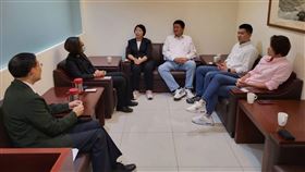 台北市政府將邀集國道客運業者因應年長者搭乘國道客運需求，研議將國道客運納入敬老卡的優惠政策。