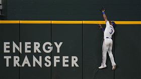 ▲遊騎兵中外野手塔維拉斯（Leody Taveras）美技沒收全壘打。（圖／美聯社／達志影像）