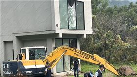 苗栗泰安鄉，部落治安亮紅燈，苗縣前議員黃月娥新房子，女婿怪手遭開10多槍，彈孔，尋獲鋼珠(圖／翻攝畫面)