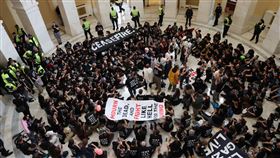 美國會山莊被占領，影片曝！　抗議民眾，猶太人，高喊：加薩立刻停火。（圖／路透／達志影像）