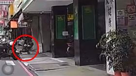 媽滑手機嬰兒車直衝馬路　網批：沒責任心