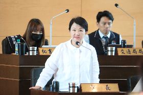 盧秀燕台中市議會備詢