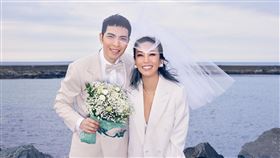 蕭敬騰和老婆Summer在海邊拍婚紗照。（圖／喜鵲娛樂提供）