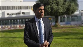 英國首相蘇納克（Rishi Sunak）抵達以色列！ 現身機場畫面曝光▲。（圖／美聯社／達志影像）