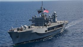 第六艦隊指揮艦、兩棲指揮艦「惠特尼山號」（USS Mount Whitney LCC-20）。美國海軍第六艦隊官網。