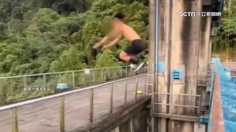 男水壩玩命「跑酷」！危險行徑直擊挨轟