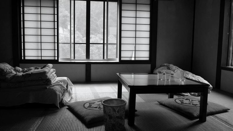 日本老翁離奇「站姿」亡　臥房躺白骨女屍
