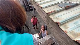 台中烏日老夫妻住家通道遭建商用鐵皮圍籬圍住，無法出入。立委林靜儀。（圖／翻攝畫面）