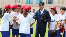 雄女初登黑豹旗 陳其邁到校勉勵選手勇敢追夢高雄女中112年首度以13人女子兵團參加中信盃黑豹旗全國高中棒球大賽，市長陳其邁（右3）19日到校勉勵選手勇敢追夢。（高雄市教育局提供）中央社記者洪學廣傳真  112年10月19日