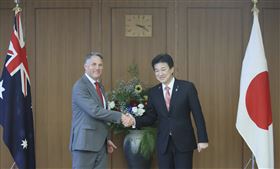 10月19日，日本防衛大臣木原稔（右）和澳洲國防部長馬勒斯（左）進行會談