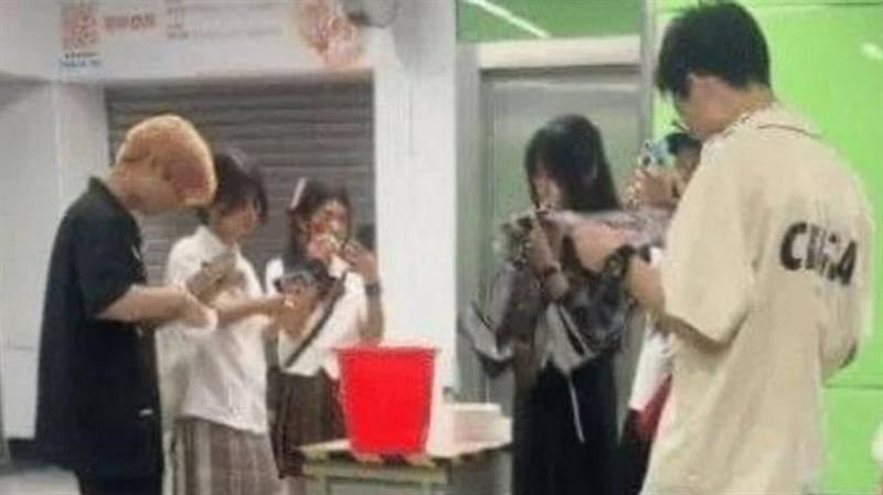 地鐵奇觀！乘客「進站前集體卸妝」衝熱搜