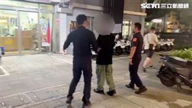 北市黃、楊2名男子在羅斯福路五段的侯友宜競選布條上塗鴉遭逮。（圖／翻攝畫面）